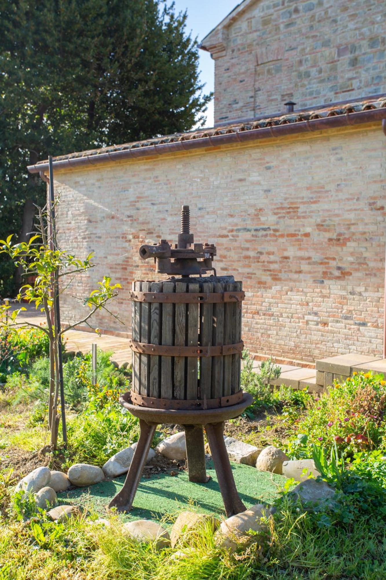 Il Casolare Bed and Breakfast Gradara Exteriör bild